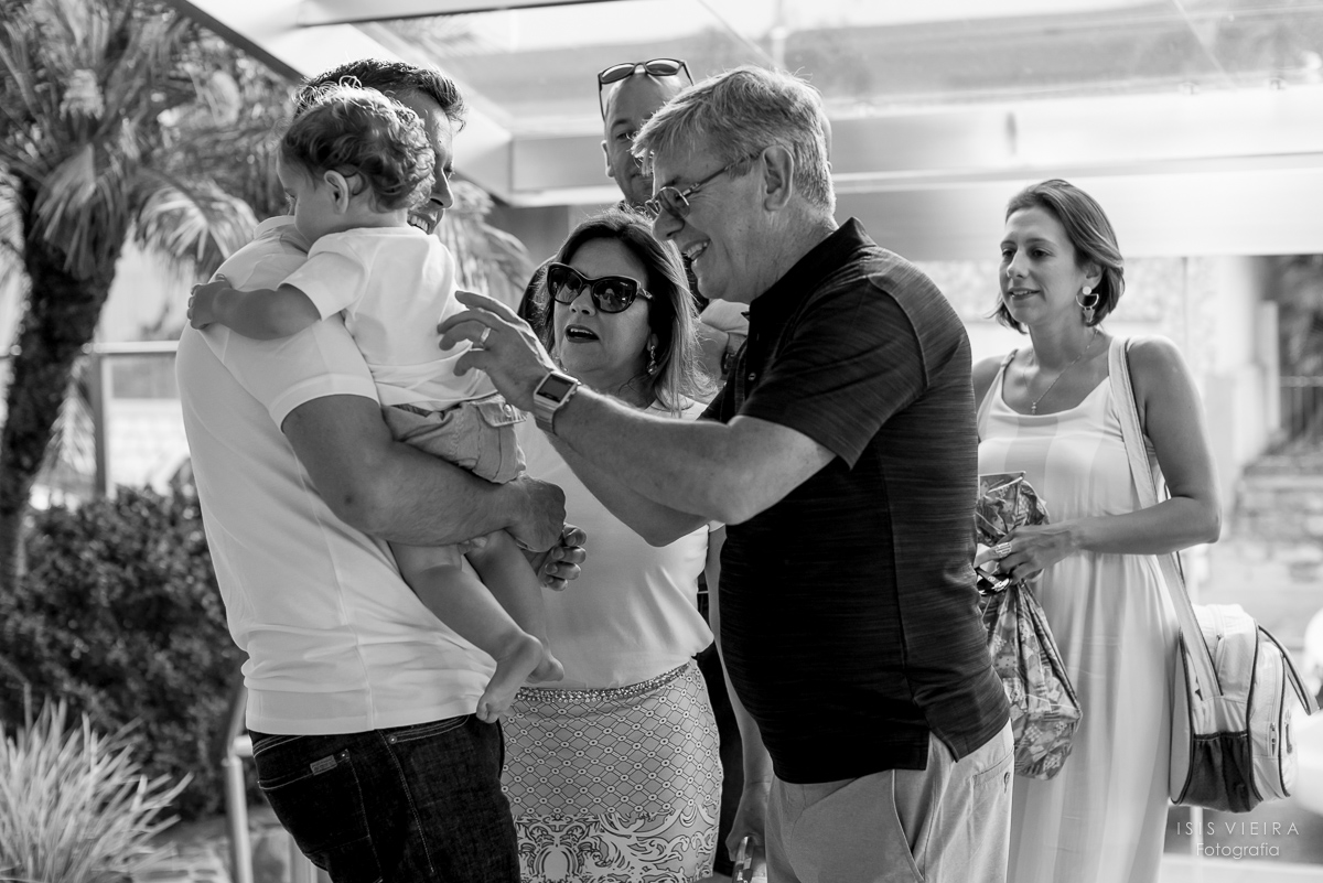 avô em momento de amor e carinho brincando com o neto que completou  1 aninho com uma linda festa infantil em família