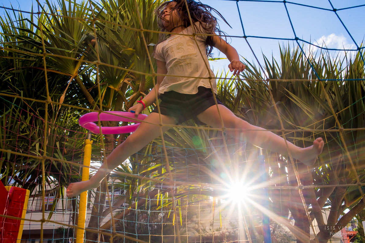 menina curtindo muito no pula pula montado pela empresa miss festas segunda balões coloridos que decoravam a festa infantil de 1 aninho