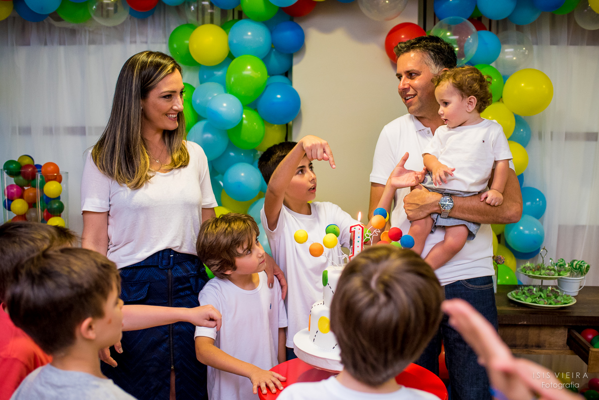família toda reunida na linda mesa de doces produzido por miss festas para cantar parabéns  para o pequeno pietro