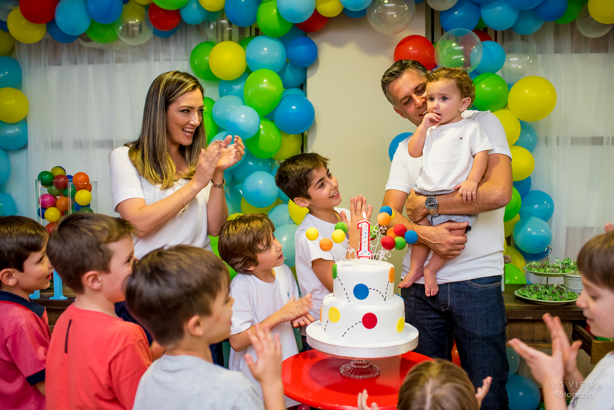 muita felicidade e amor na hora de cantar o parabéns na festa infantil que comemorou o primeiro aninho do pietro