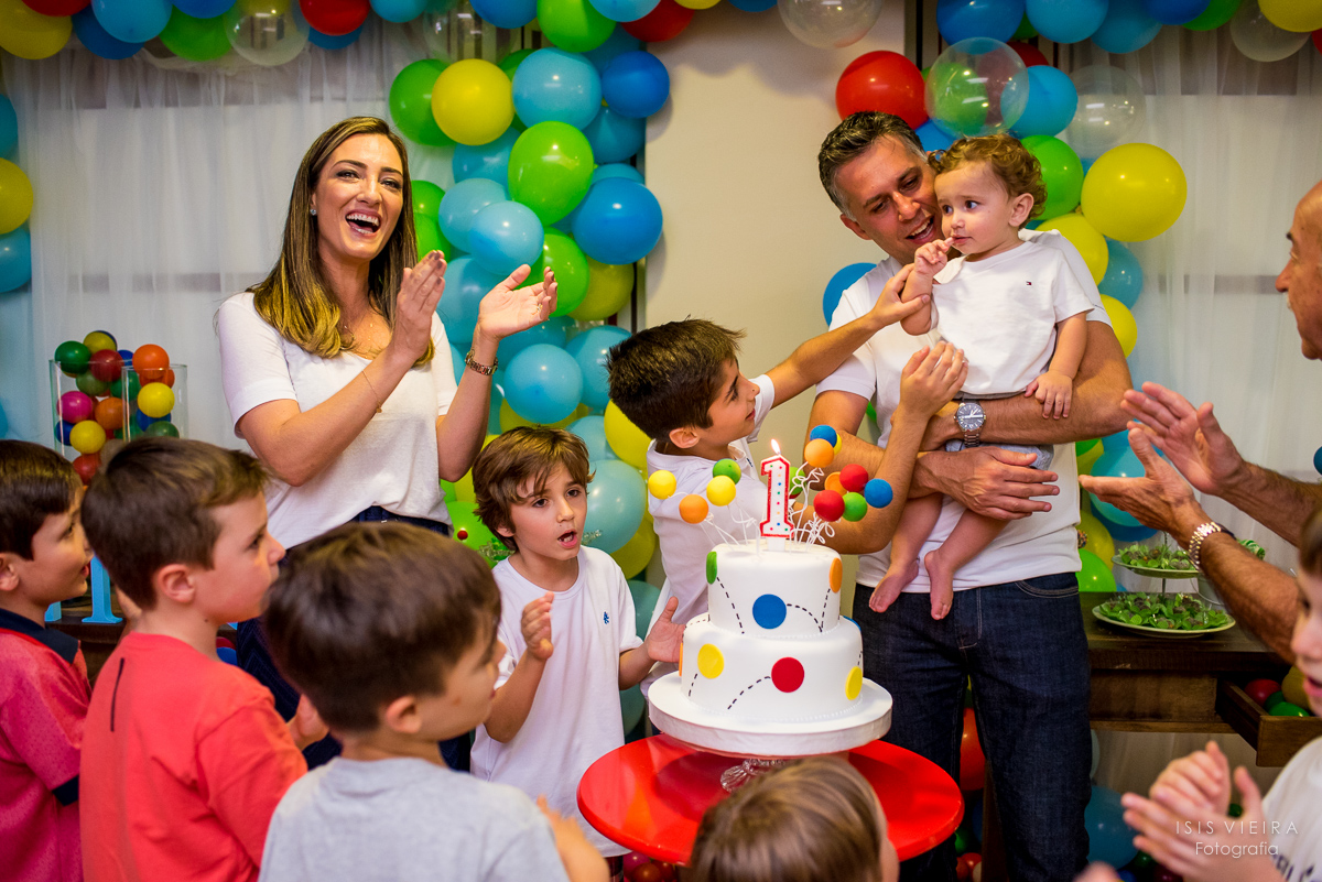 momento especial com toda a família reunida cantando parabéns pro aniversariante que completou 1 aninho de vida e muita alegria