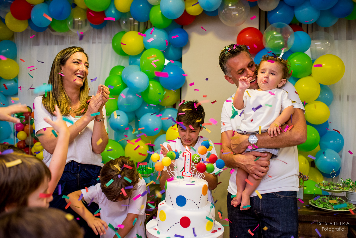 família muito feliz antes de apagar a velinha de 1 aninho do pequeno pietro