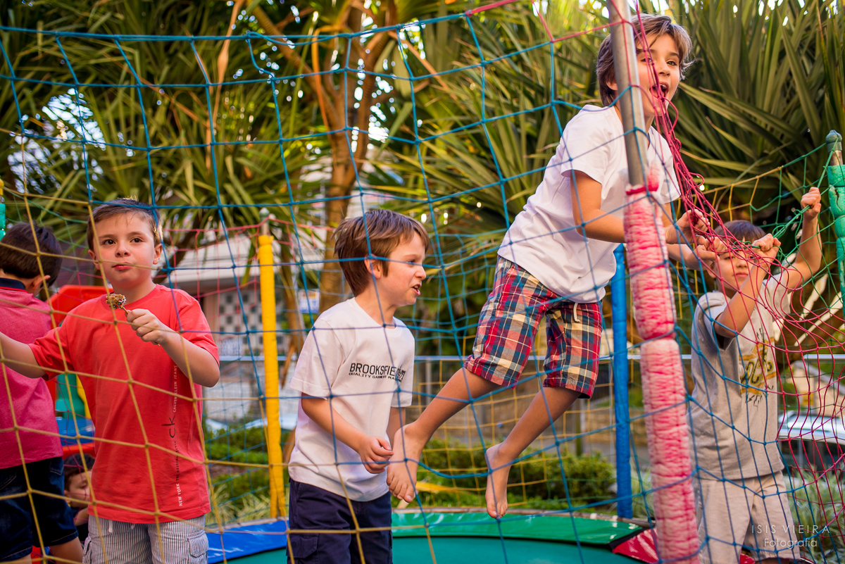 meninos brincando de pular no pula pula montado no salão de festas de prédio no centro de florianopolis