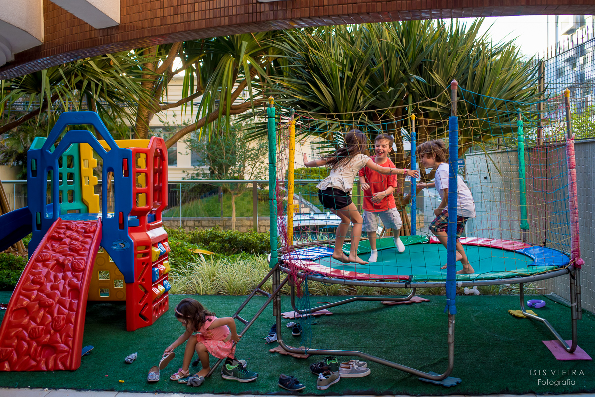 muitas crianças brincando nos brinquedos que a empresa miss festas montou para animar a comemoração do primeiro aninho do pietro