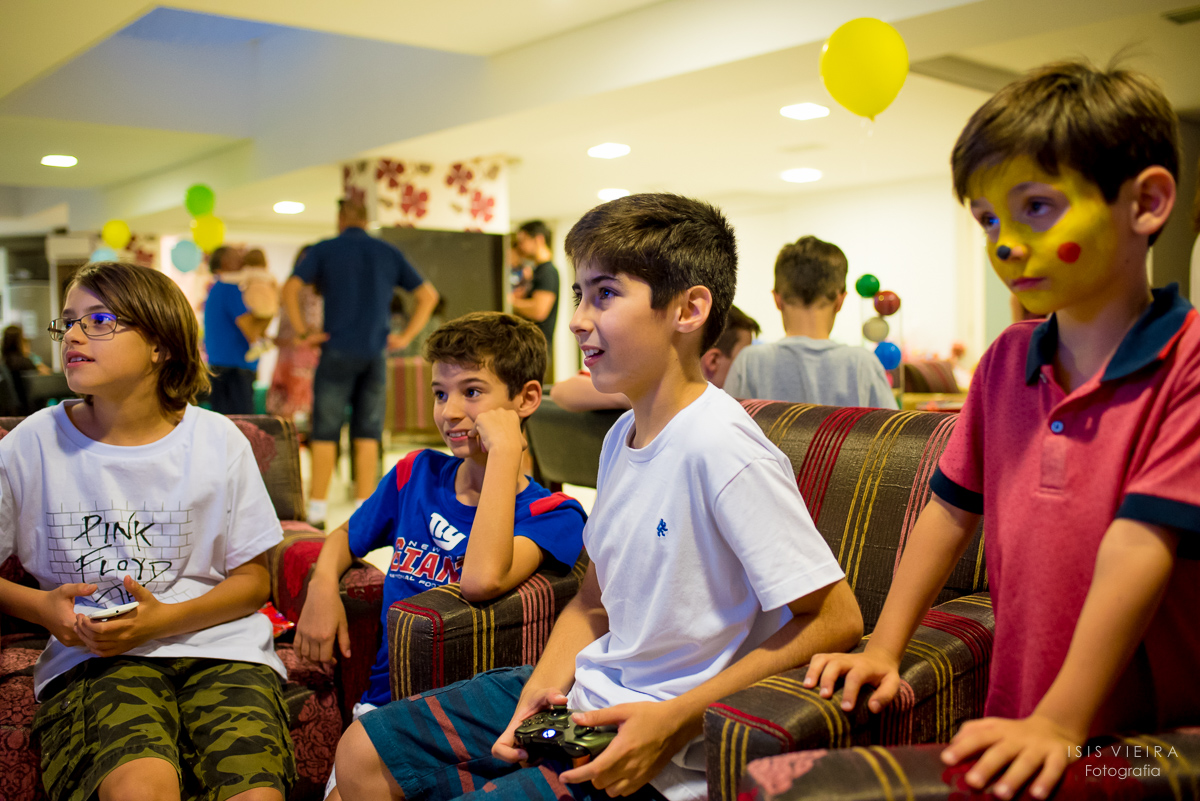 crianças brincando de video game no espaço kids decorado por miss festas