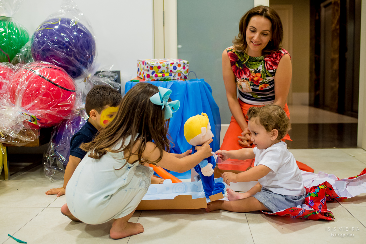 o aniversariante abrindo seus presentes na sua festinha infantil de 1 aninho em florianópolis
