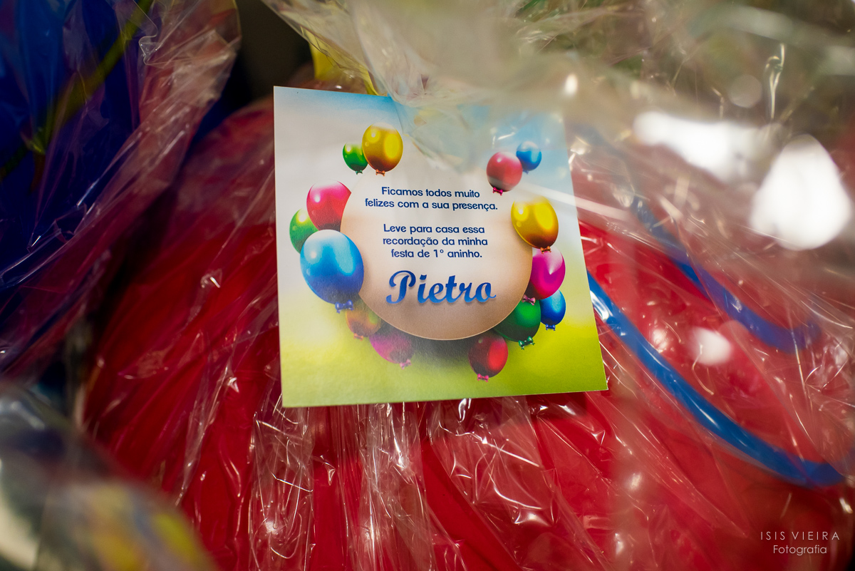 bolas coloridas que foram entregues de brindes para os convidados da festa infantil de 1 aninho do pietro