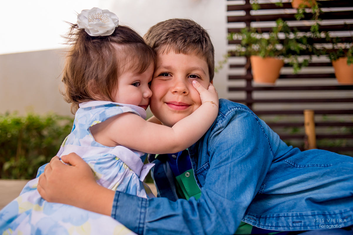 crianças fazendo carinho, festa infantil, fotografia infantil, fotografa de crianças, SC, florianópolis