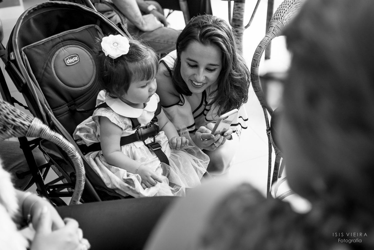 criança vendo fotos, fotografia de família, fotografia documental, festa infantil, SC, florianópolis