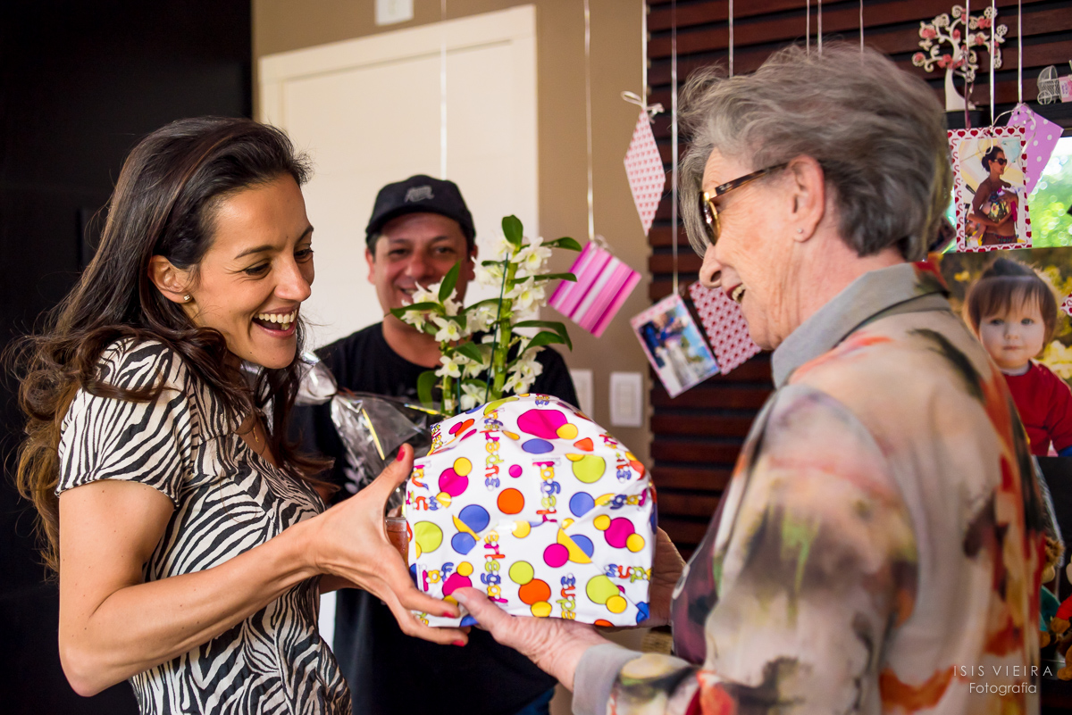 mãe recebendo presentes, mãe recebendo flores, amor em flor, carinho de familia, festa infantil, decoração com fotos, SC, florianopolis