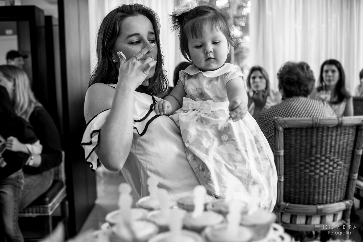 crianças comendo doces, mesa de doces, cupcakes enfeitados, festa infantil, fotografia infantil, SC, florianopolis