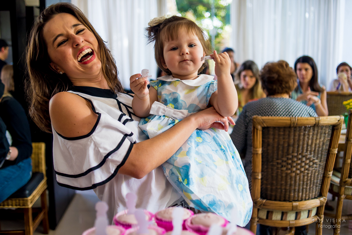 primas felizes, crianças sorrindo, cupcakes enfeitados, mesa de doces infantil, festa infantil, SC, florianopolis