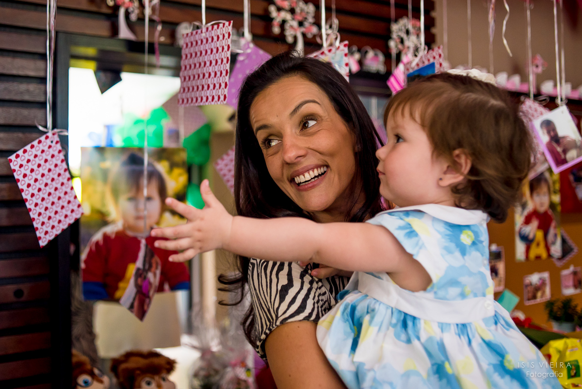 criança brincando com fotos, decoração interativa, decoração com fotos, fotos penduradas, fotos coloridas, criança feliz, fotografia infantil, fotografa infantil, 1 aninho, SC, florianopolis