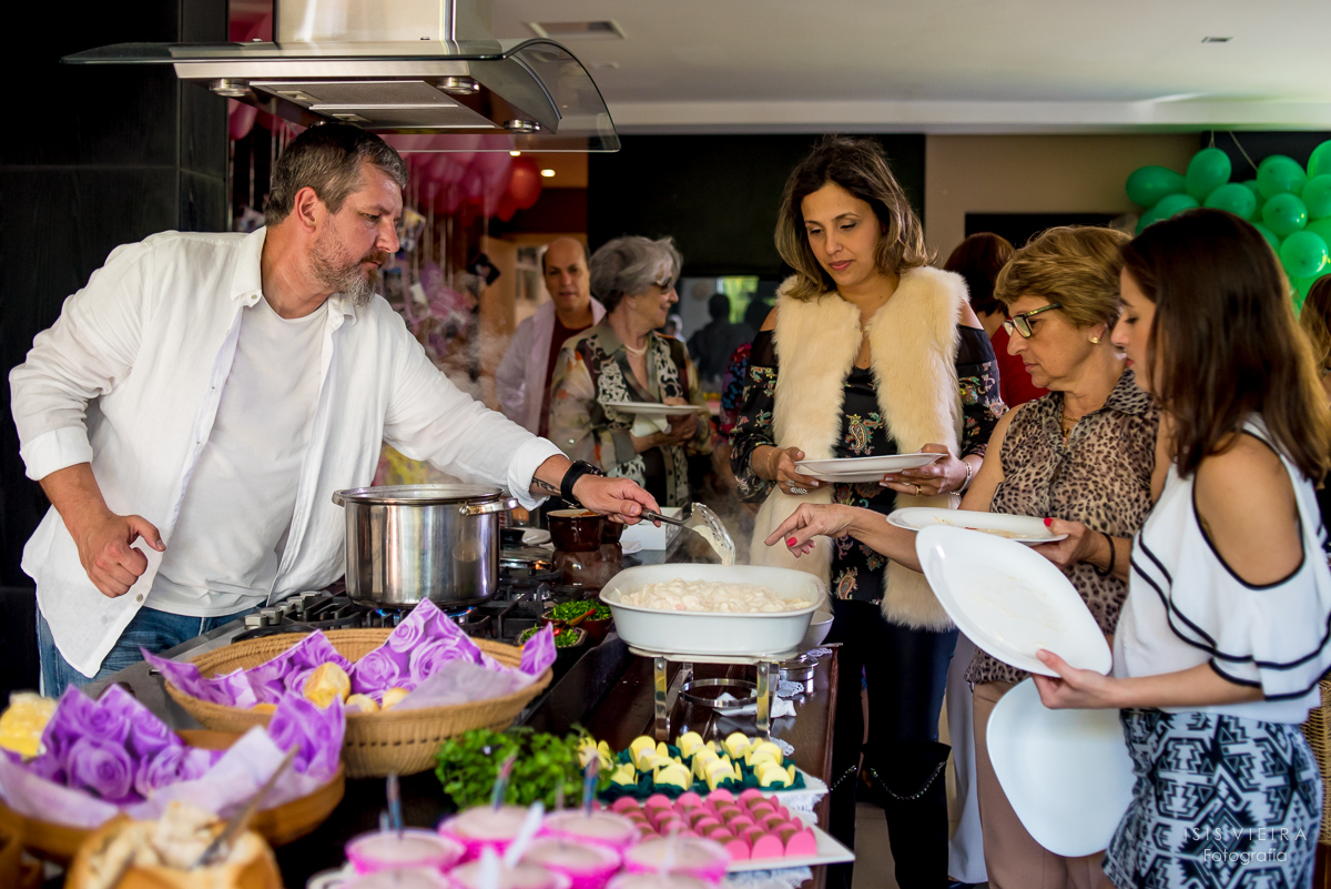 convidados almoçando, mesa de doces, festa infantil, SC, florianopolis