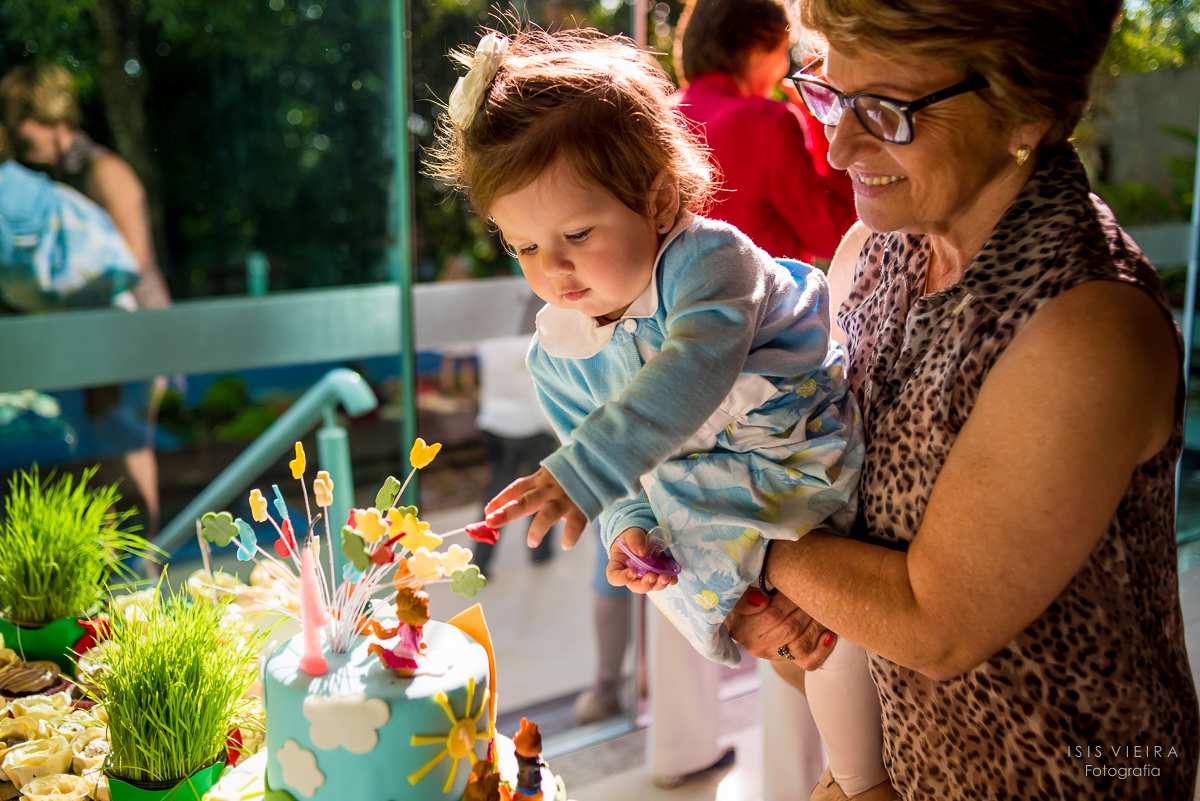 criança brincando com bolo, mesa de doces, bolo infantil, bolo colorido, decoração infantil, decorar com amor, alvim e os esquilos, fotografia infantil, SC, florianopolis