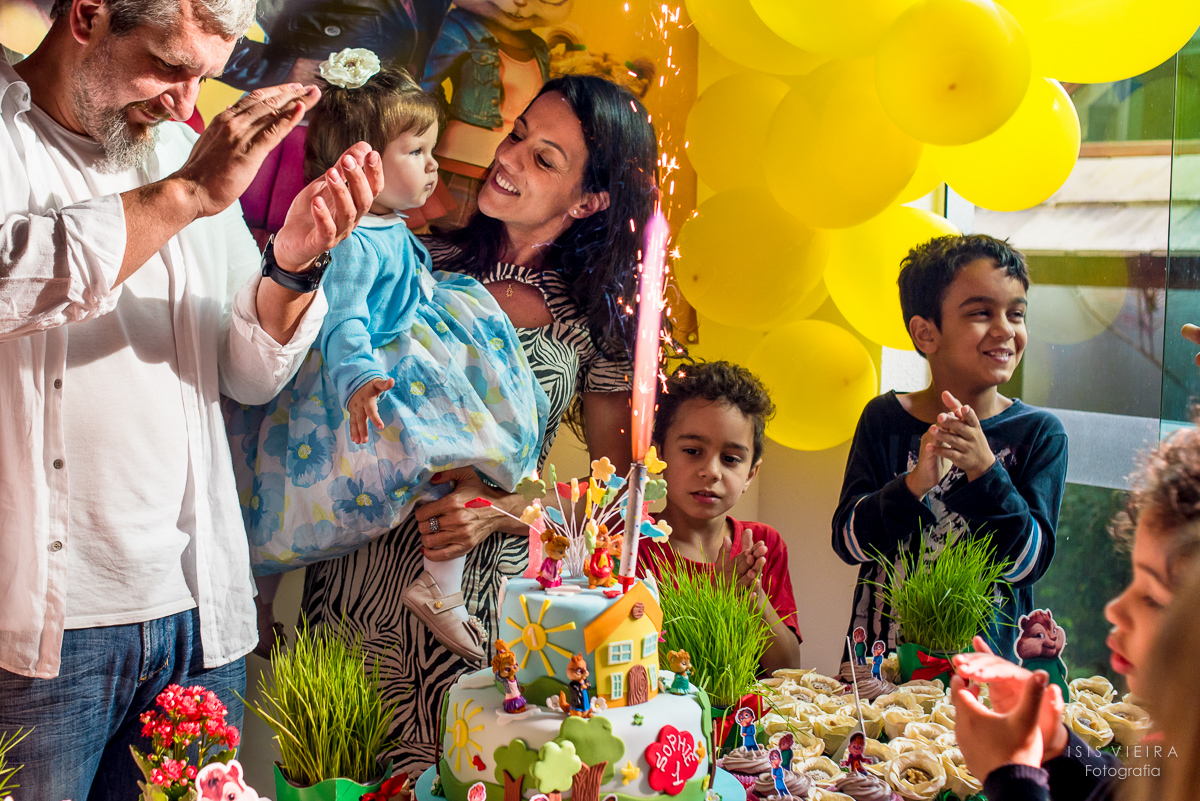 crianças cantando parabens, mesa de doces, bolo colorido, decoração infantil, festa infantil, SC, florianopolis