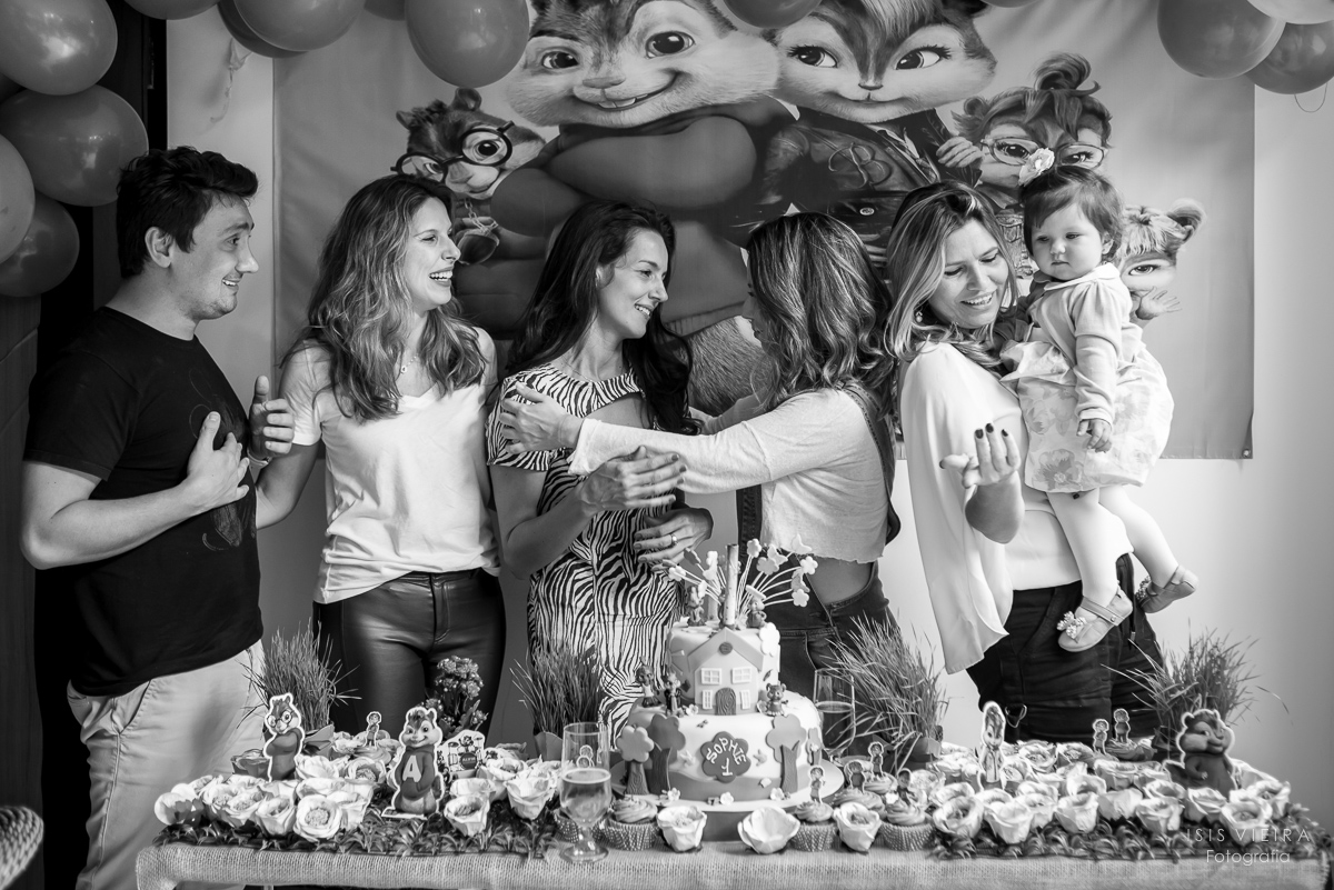 convidados abraçando a mãe, festa infantil, mesa de doces, decoração infantil, alvim e os esquilos, SC, florianopolis