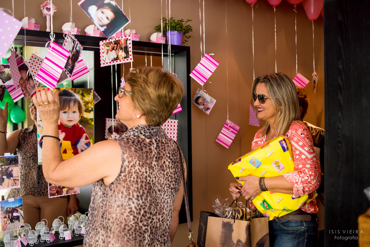 decoração com fotos coloridas, decoração pendurada, 1aninho, florianópolis