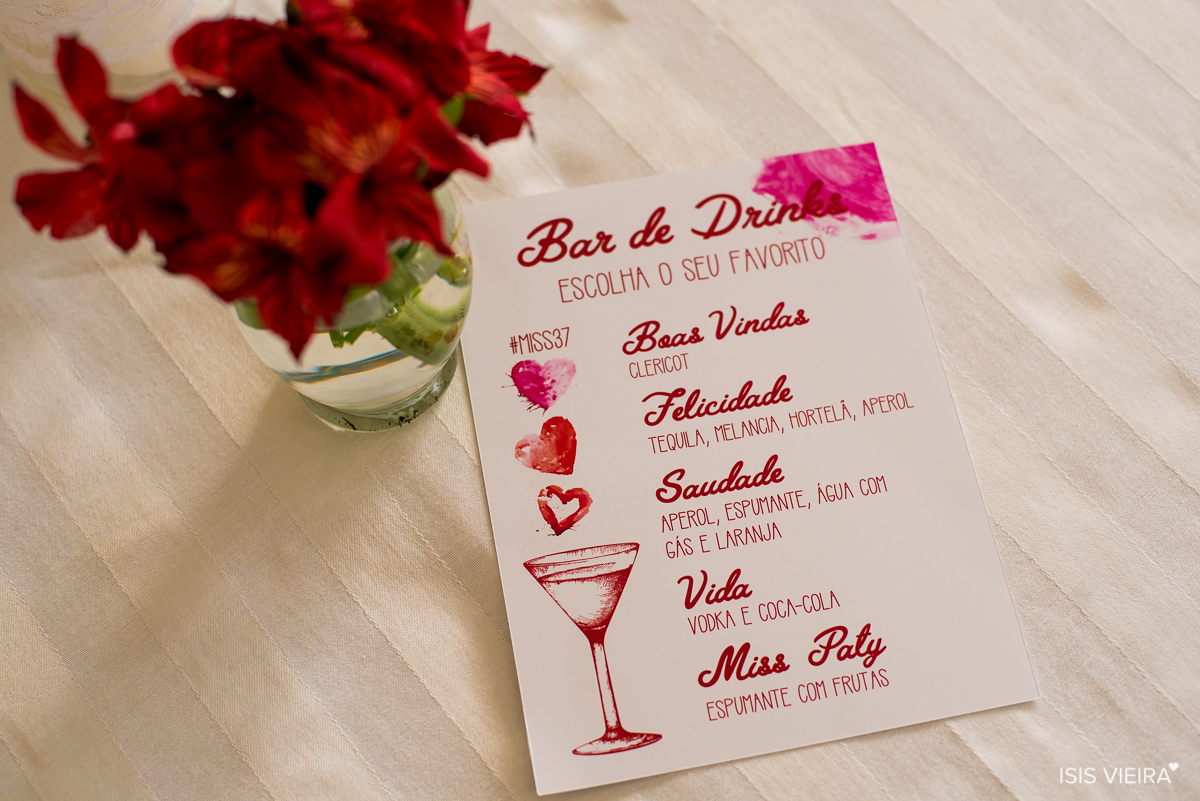 decoração de mesa com rosas vermelhas e menu de drinks impresso com aquarela para festa de roberta almeida da miss festas em  florianopolis