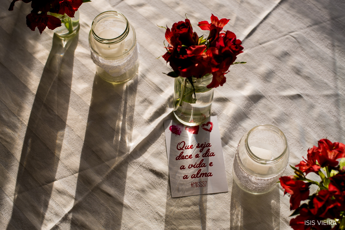decoração no estilo boho rústica com flores vermelhas da festa de aniversário da roberta almeida em florianopolis
