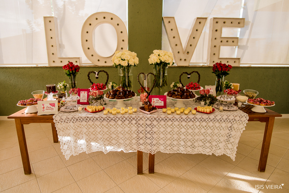 linda decoração rústica da mesa de doces com doces do atteliê de doces e letras de madeira na festa de aniversário da roberta almeida em florianopolis