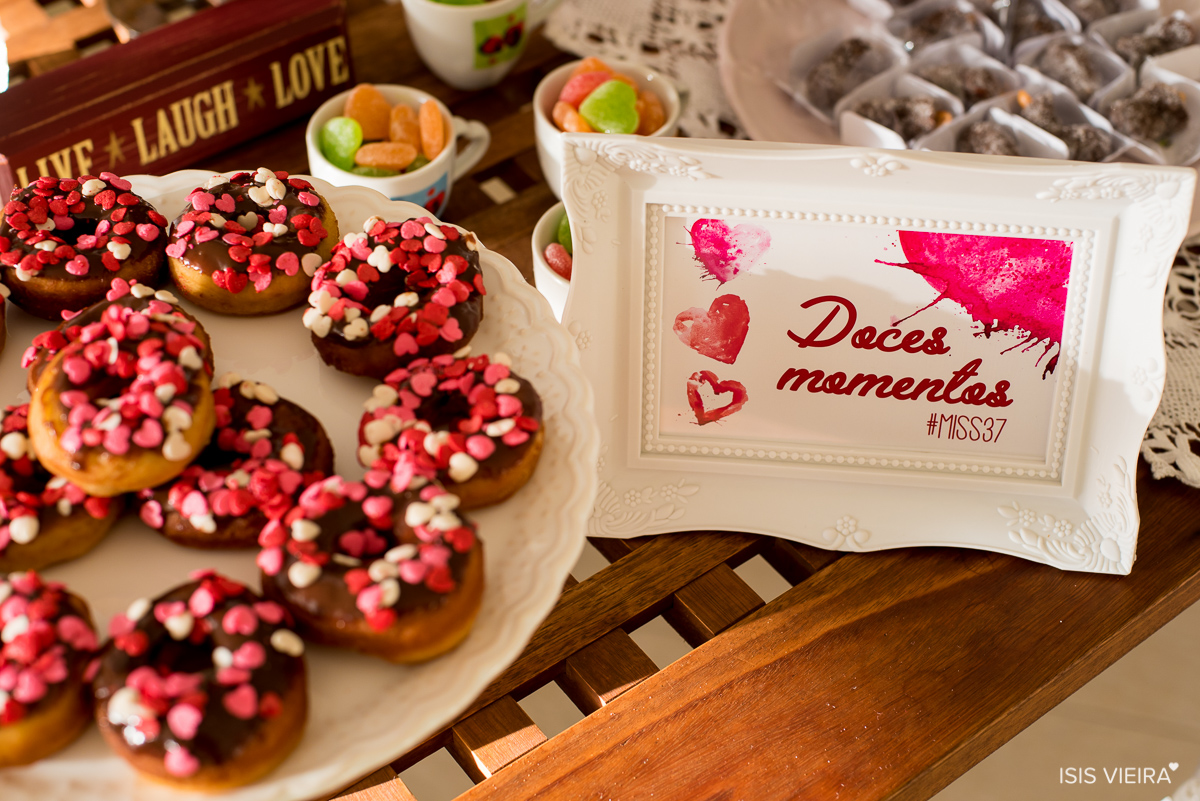 porta retratos com frases na decoração da mesa de doces com donuts coloridos da miss festas no aniversário da roberta almeida em florianopolis