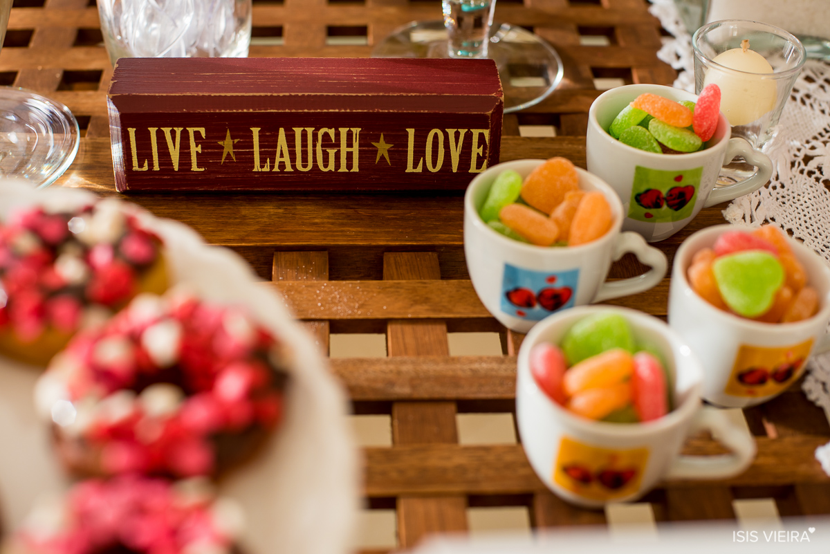 mini xícaras com jujubas e blocos de madeira com frases enfeitando a linda e diferente mesa de doces do aniversario da roberta almeida no bairro cacupé