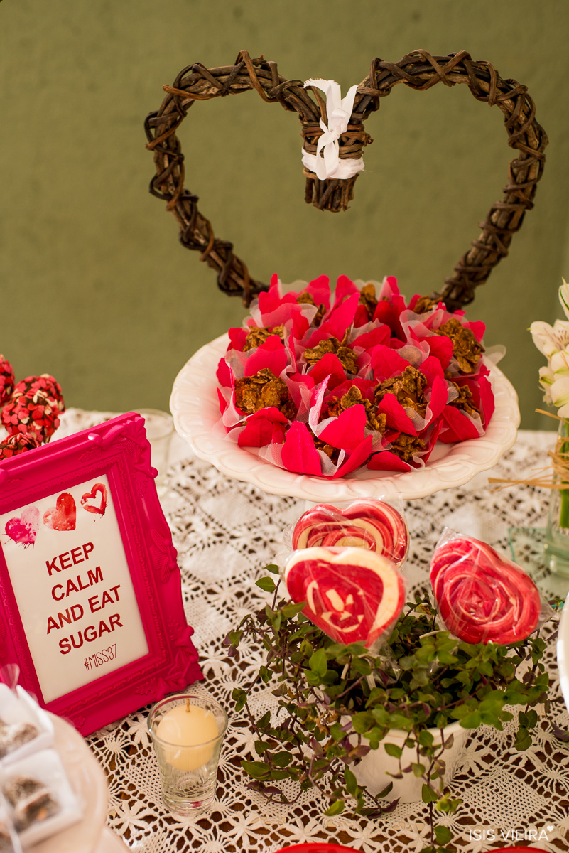 mesa de doces com pirulitos de coração feitos pela miss festas com decoração rústica e simples no aniversário da roberta almeida em florianopolis