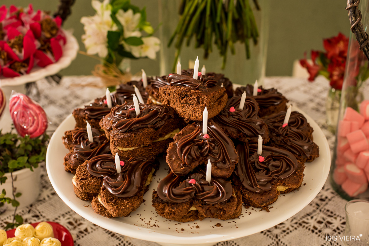 bolo de chocolate de coração rústico no anivesario da roberta almeida com decor de miss festas em florianopolis