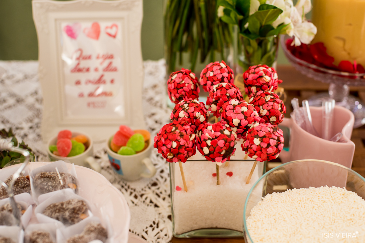 pirulito de chocolate com confeito colorido feitos por miss festas com decoração de flores brancas no aniversário da roberta almeida em cacupé florianopolis