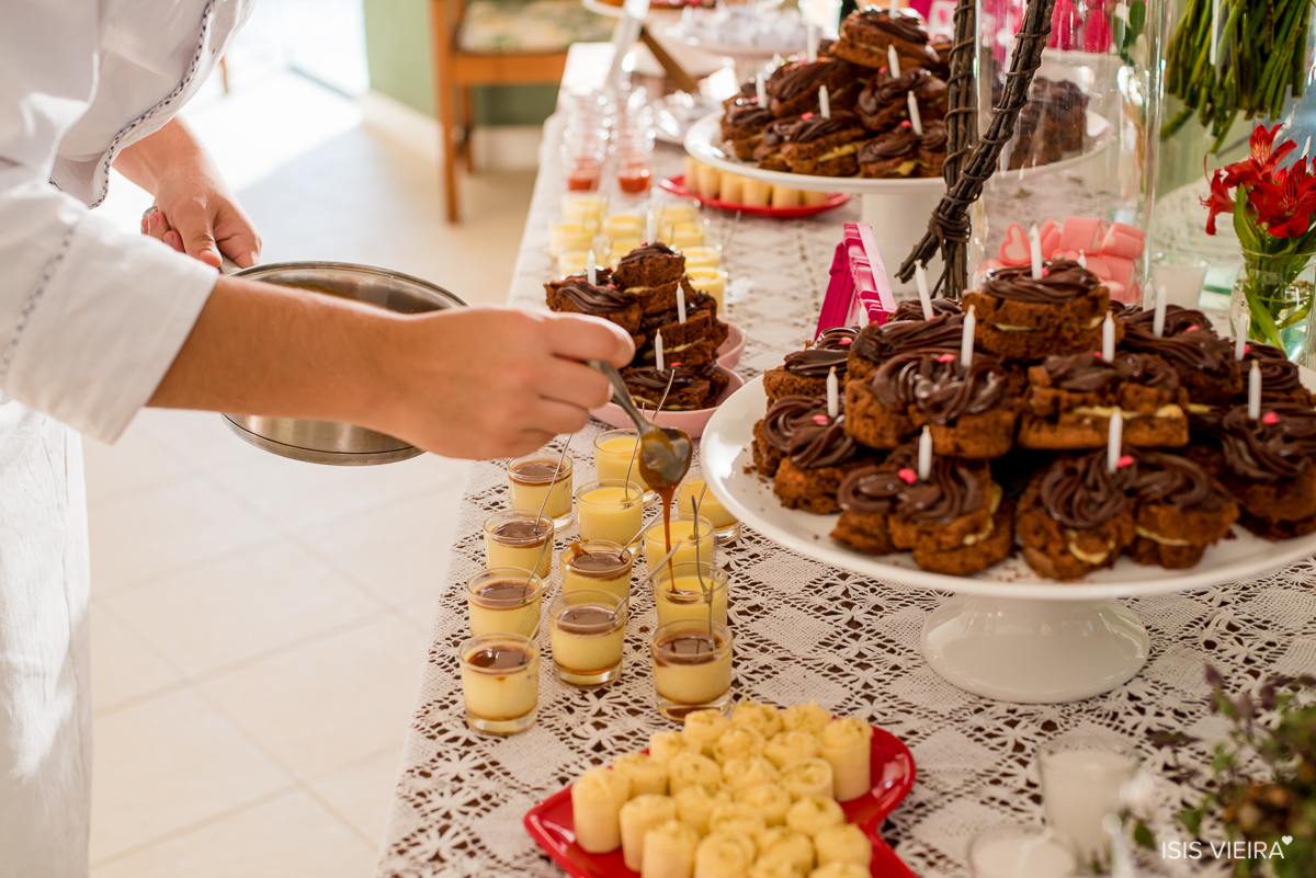 mesa de doces linda e clean com decoração rústica e simples em tons branco rosa e vermelho produzida pela miss festas em florianopolis
