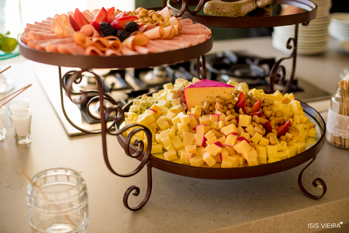 mesa de frios produzida por miss festas para aniversário de roberta almeida