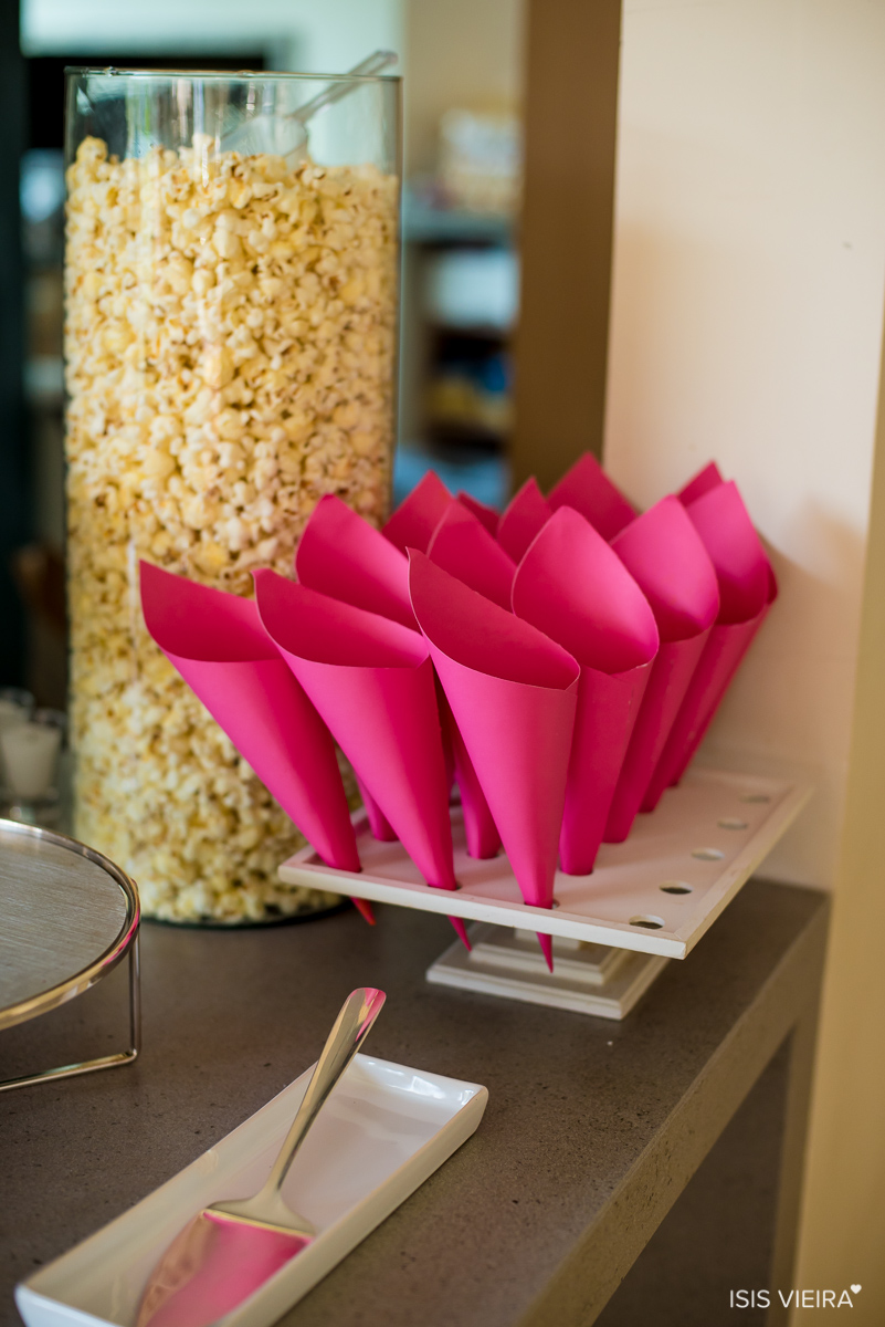 decoração criativa e interativa com pipoca colorida no cone feita por miss festas para aniversário de roberta almeida com registro de isis vieira fotografia em florianopolis