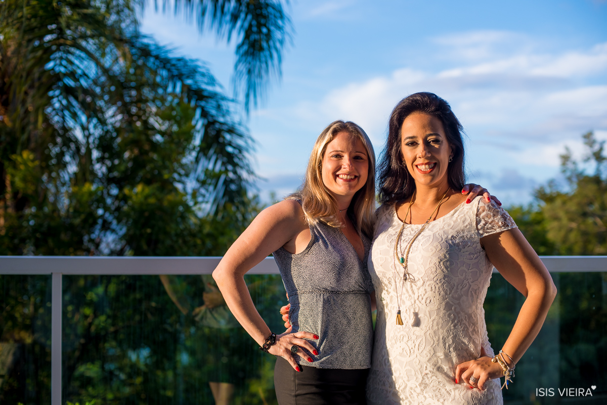 roberta almeida posa feliz com amiga em seu aniversário com fotografia de isis vieira