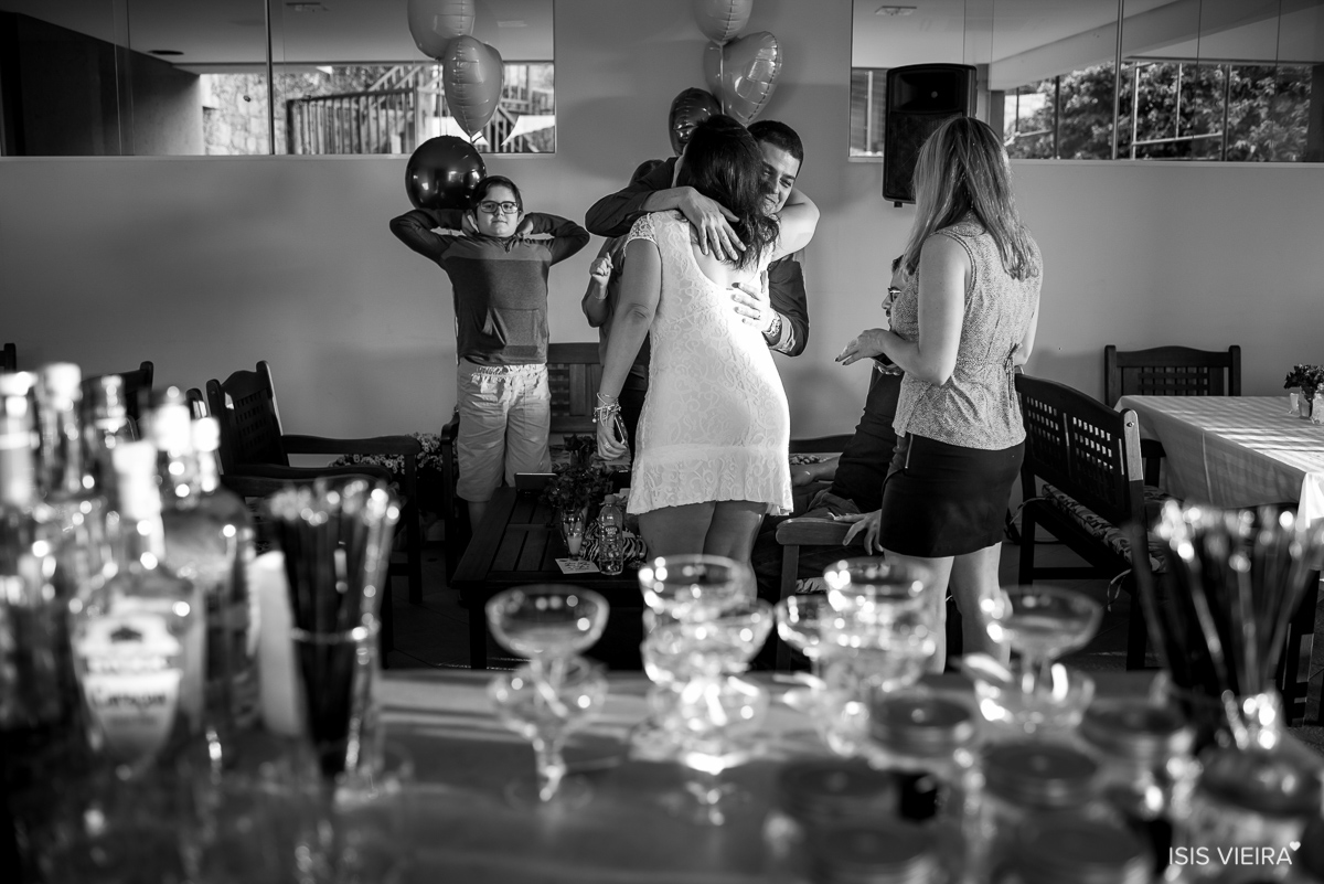 roberta almeida abraçando e recebendo amigos na sua festa de aniversario realizada em florianopolis