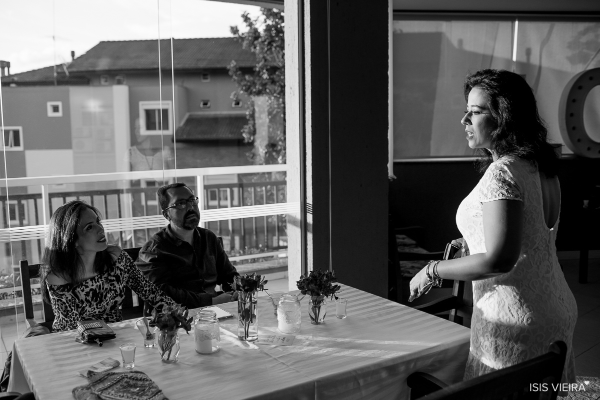 bate papo animado na comemoração do aniversario de roberta almeida da miss festas com fotografia de isis vieira