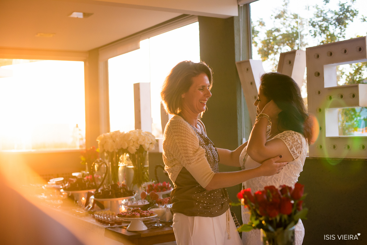 amigas felizes em registro cheio de amor e carinho num lindo final de tarde na festa de aniversario de roberta almeida da miss festas