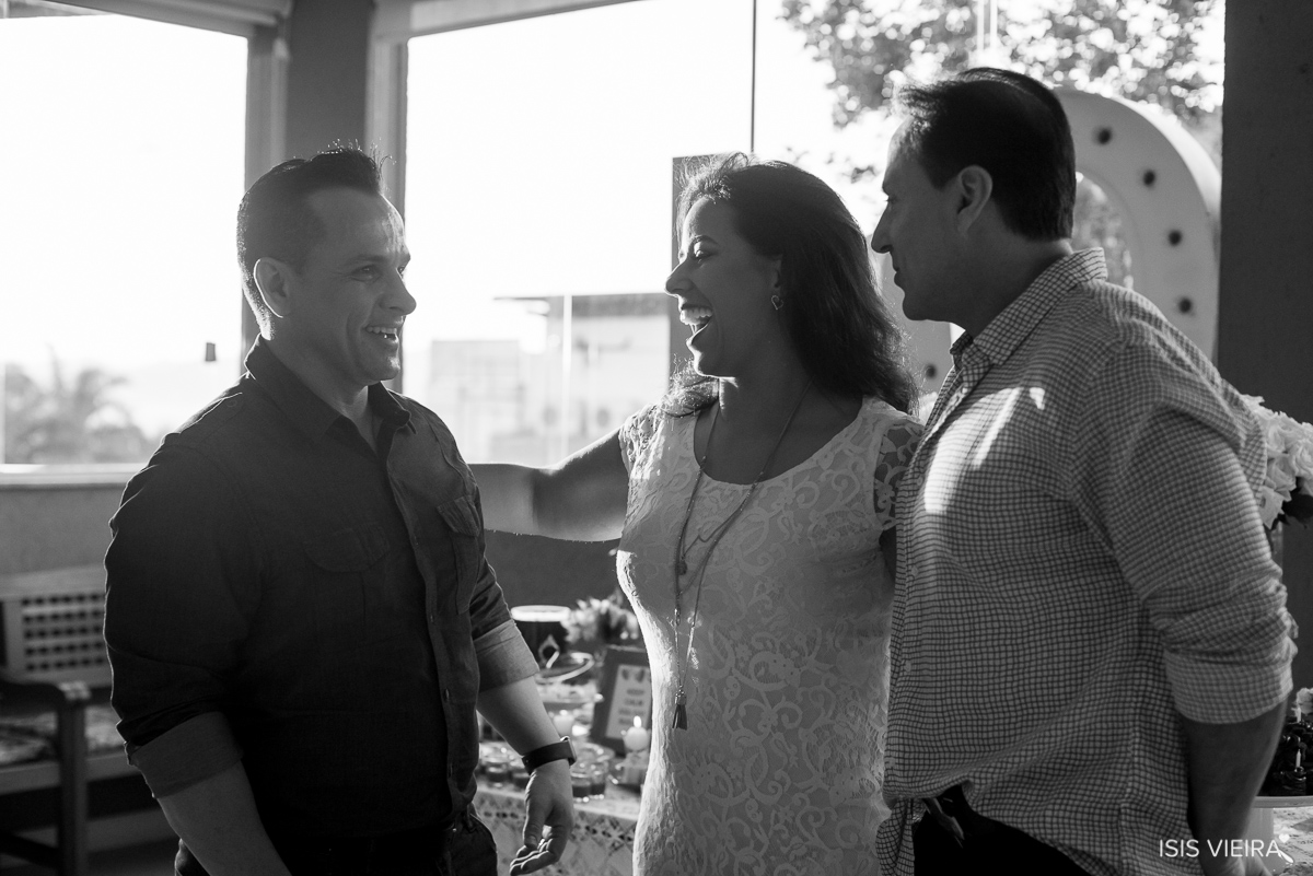 conversa animada e descontraida da aniversariante roberta almeida com o casal querido de amigos  na sua casa no bairro cacupé em floripa