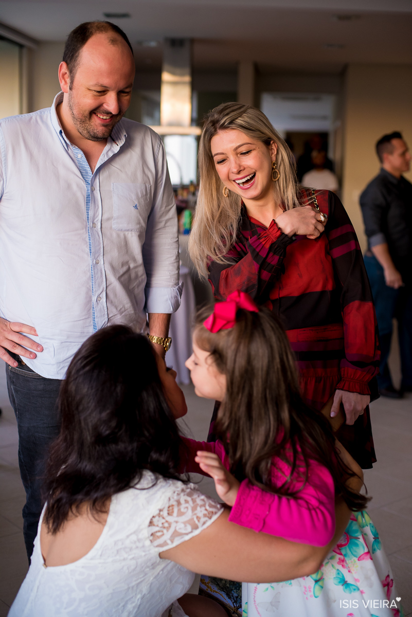 roberta almeida cumprimenta casal de amigos e sua linda filha que chegam para comemorar seu aniversario em florianopolis