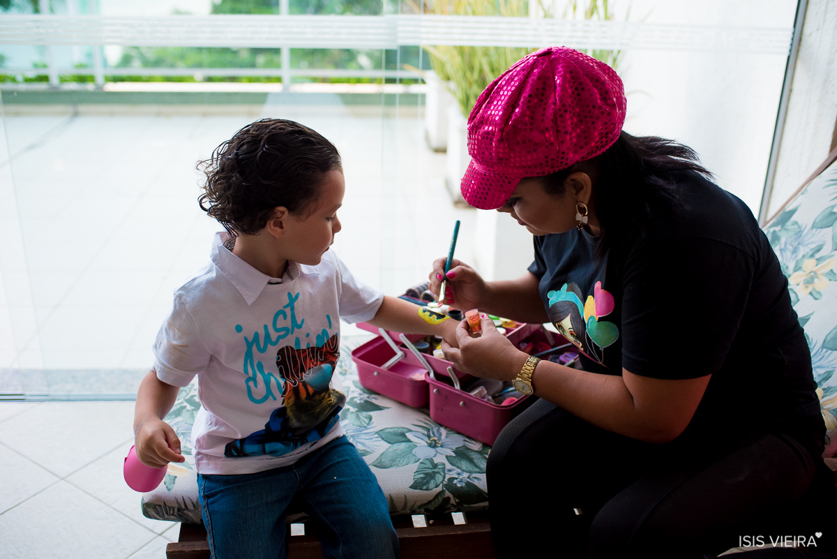 crianças se divertem em espaço infantil com pinturas corporais infantis exclusivas da miss festas
