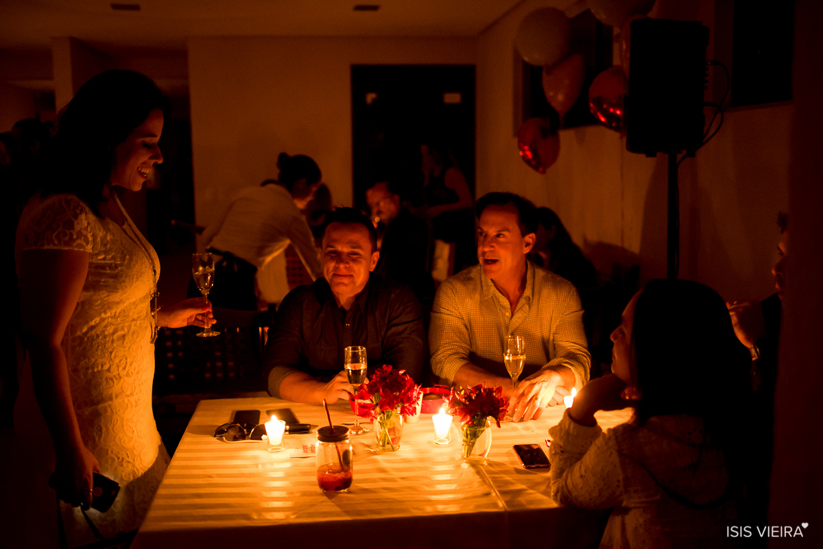 registro de momentos descontraidos de roberta almeida com seus convidados num bate papo a luz de velas com a decoração linda e rústica da empresa miss festas em florianopolis