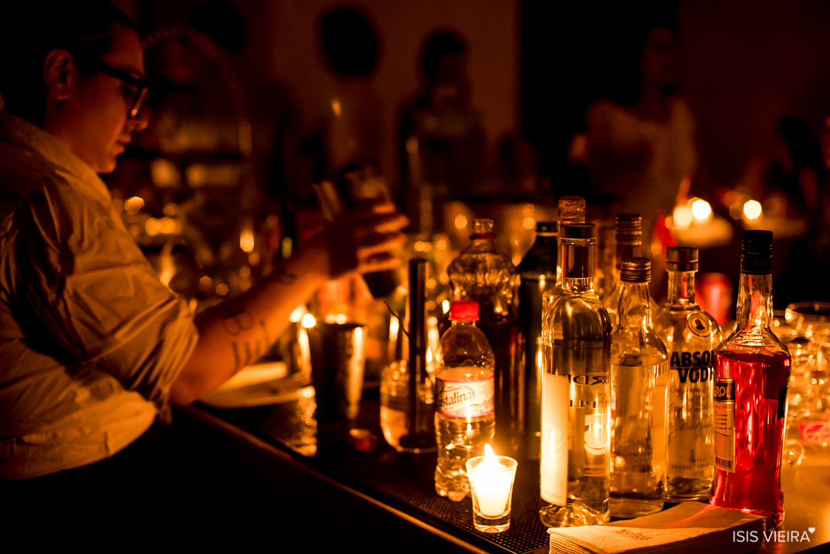 registro do bar de drinks super diferente com decoração de velas feita exclusivamente para festa de aniversario de roberta almeida