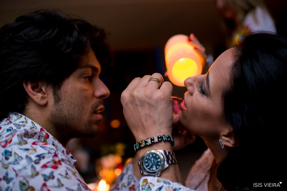 a aniversariante roberta almeida retocando a maquiagem com seu amigo jefferson almeida na sua festa de aniversario em florianopolis