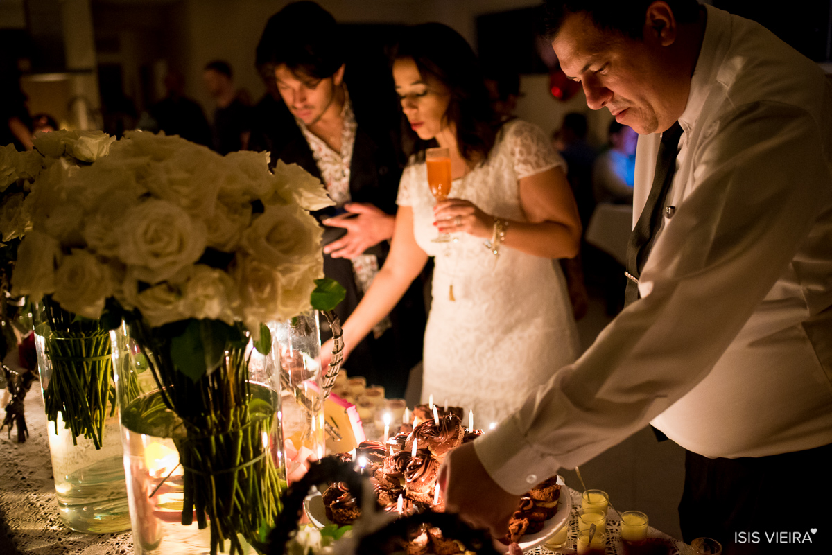 roberta almeida ajuda a equipe miss festas para acender as velas decorativas de sua linda e rústica mesa de doces decorada com rosas brancas