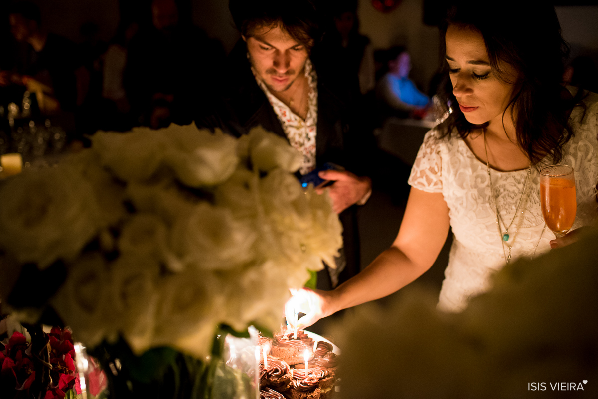 roberta almeida acendendo as velas de seu lindo bolo de chocolate em formato de coração feito pela empresa de eventos miss festas em florianopolis