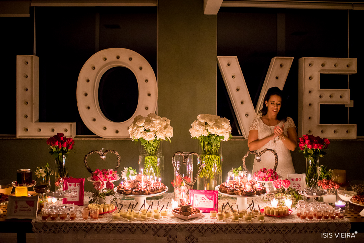 roberta almeida cheia de alegria felicidade e sorrisos cantando parabéns no seu aniversario com linda decor rustica da empresa miss festas com fotografia de isis vieira