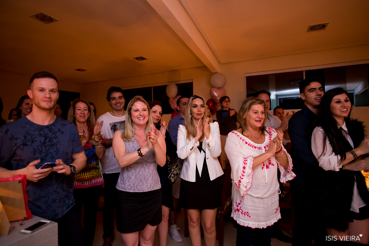 amigos felizes e curtindo a festa cantam parabens para roberta almeida