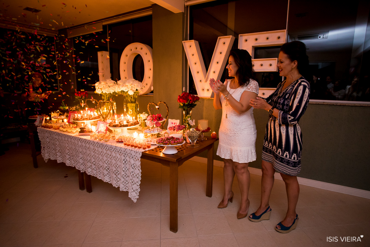 roberta almeida e sua mae elyana louro cantam parabens com alegria na festa de aniversario decorada por miss festas em florianopolis
