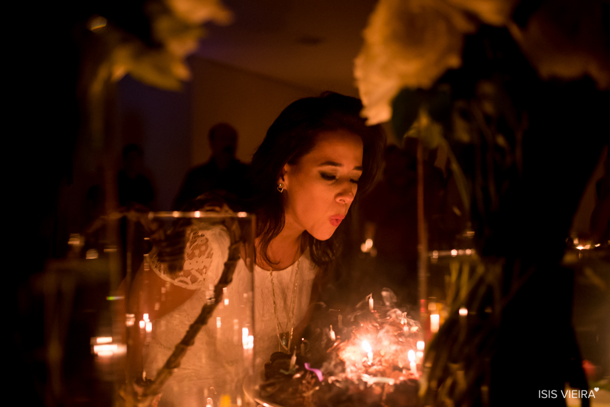 roberta almeida assoprando as velas da linda mesa de doces produzida por miss festas  no bairro de cacupe em florianopolis