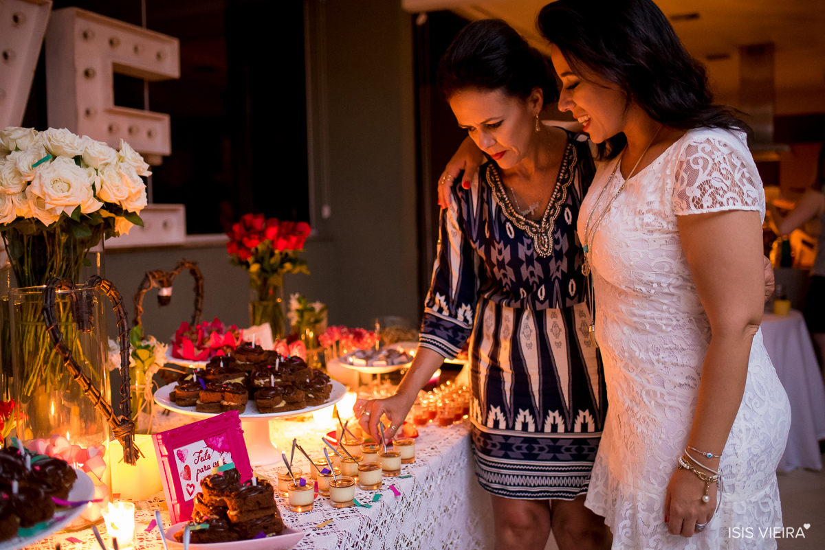 elyana louro e sua filha roberta almeida em momento de carinho e amor curtindo a linda mesa de doces com docinhos do attelie de doces e decor da miss festas em florianopolis